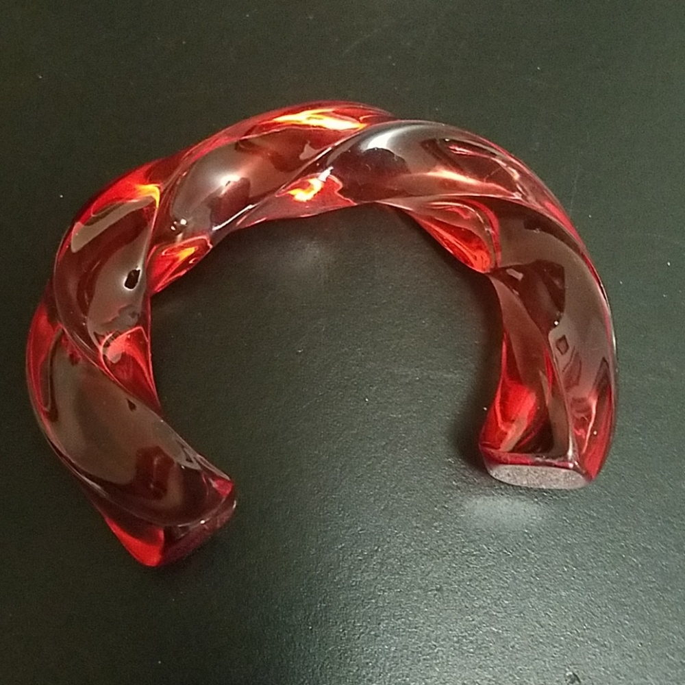 Vintage Red Acrylic Twist Bracelet - Picture 5 of 7